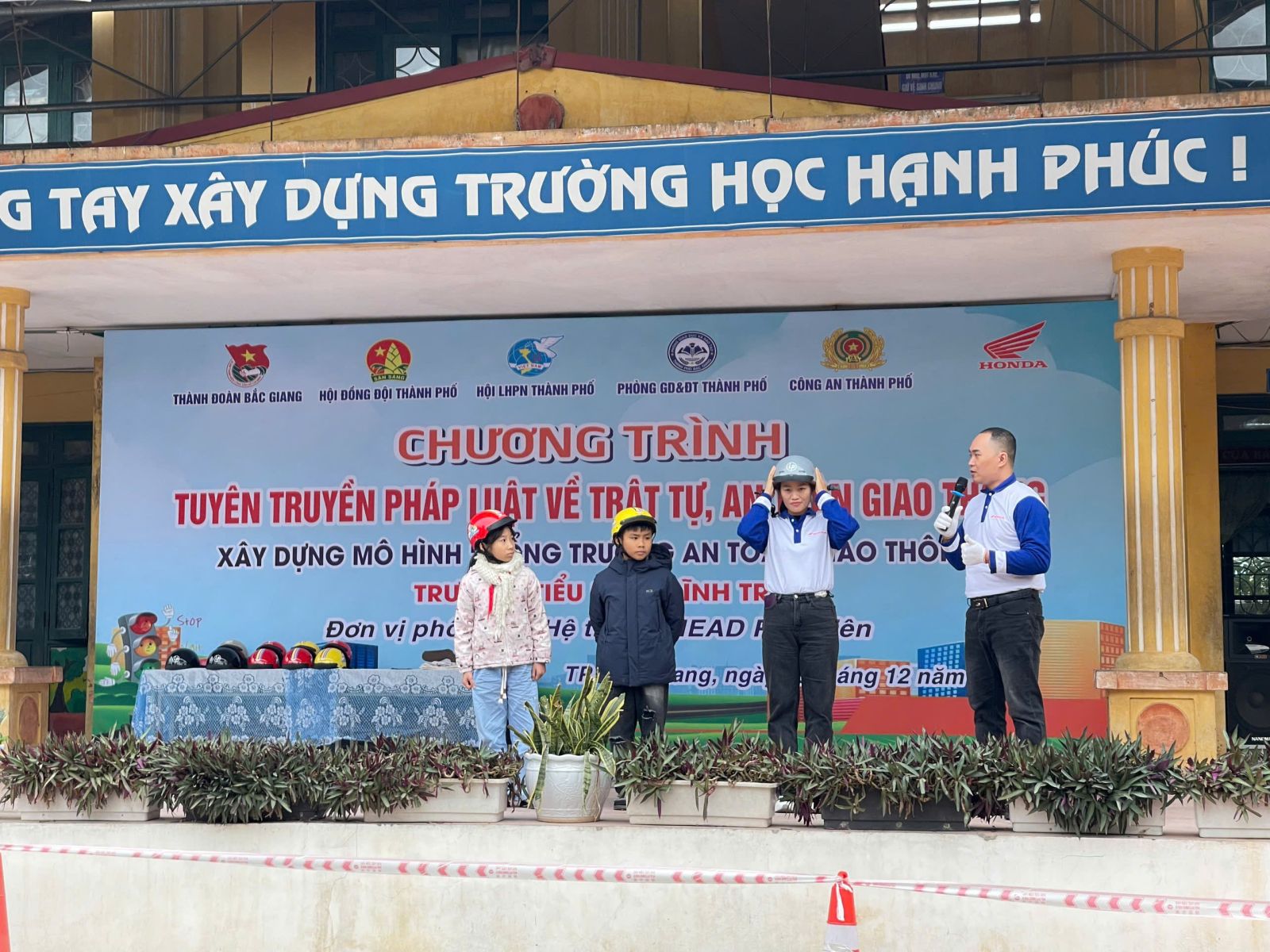 Liên đội Trường Tiểu học Dĩnh Trì tổ chức tiết SHDC chủ đề: “Tuyên truyền pháp luật về trật tự, an toàn giao thông. Xây dựng mô hình cổng trường ATGT”